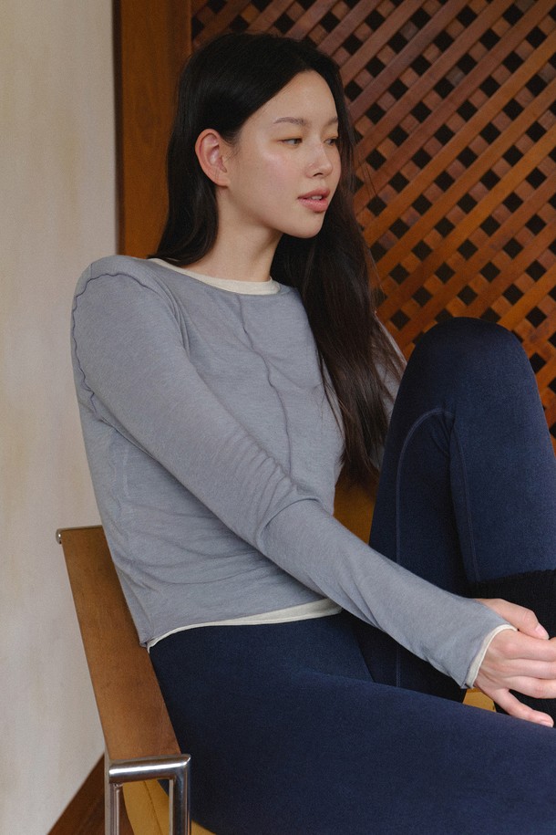 **브리사 롱슬리브 커버업**은 요가 및 필라테스 활동에 적합한 여성용 긴소매 상의입니다. 부드러운 텐셀, 폴리에스테르, 스판덱스 혼방 소재로 제작되어 사계절 내내 편안하게 착용할 수 있습니다. 슬림핏 라운드넥 디자인에 손가락 홀 디테일이 더해져 활동성을 높였으며, 손목부터 팔까지 안정적인 밀착감을 제공합니다. 크림, 그레이, 블랙 세 가지 색상으로 출시되었으며, 흡습 및 통기 기능으로 쾌적함을 유지합니다. 센터 심라인 디자인과 무지 패턴으로 미니멀하고 스포티한 스타일을 연출합니다. 민감성 피부도 안심하고 착용할 수 있는 부드러운 촉감이 특징입니다.
