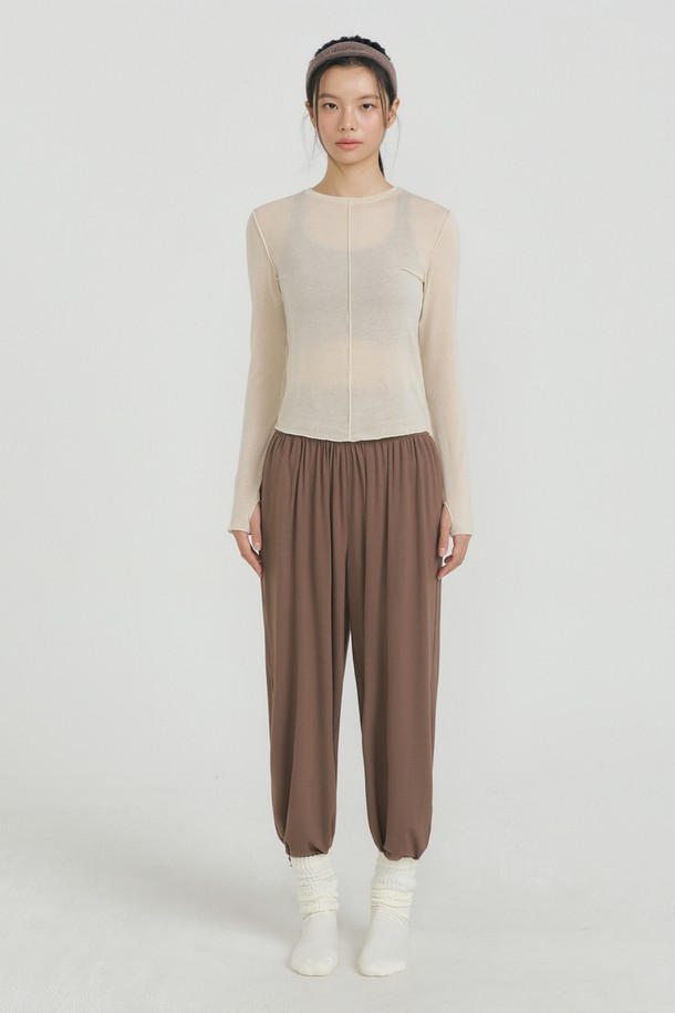 브리사 롱슬리브 커버업은 요가, 필라테스, 운동 등 다양한 활동에 적합한 여성 상의입니다. 크림과 그레이 두 가지 색상으로 제공되며, 스포티하면서도 미니멀한 스타일을 연출합니다. 부드러운 텐셀, 폴리에스테르, 스판덱스 혼방 소재로 제작되어 흡습 및 통기성이 우수하며, 슬림핏 라운드넥 디자인으로 편안한 착용감을 선사합니다. 긴 소매와 손가락 홀 디테일, 센터 심라인 디자인이 특징이며, 레이어드하여 더욱 스타일리시하게 연출할 수 있습니다. 사계절 내내 활용 가능한 실용적인 아이템입니다.
