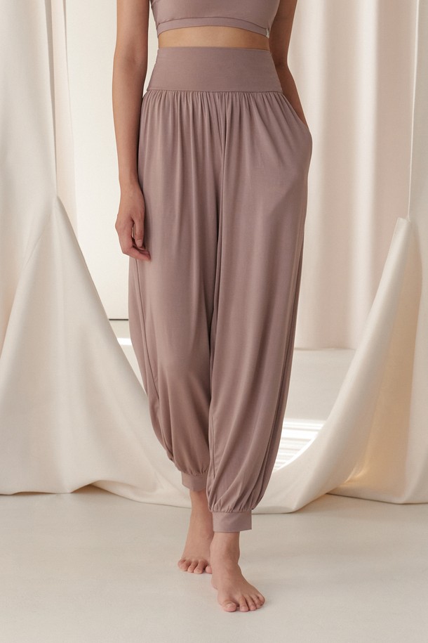 반다 소프트 매일 수련 우먼즈 팬츠는 요가, 일상에서 편안하게 착용 가능한 여성용 요가 팬츠입니다. 부드러운 레이온과 폴리우레탄 혼방 소재로 제작되어 뛰어난 신축성과 부드러운 촉감을 선사합니다. 하이웨스트 디자인과 넓은 허리 밴드로 편안한 착용감을 제공하며, 힙 라인을 슬림하게 잡아줍니다. 루즈핏 긴 기장으로 활동성을 높였으며, 다양한 스타일 연출이 가능한 미니멀하고 베이직한 디자인입니다. 인디핑크, 브라운, 다크네이비 등 10가지 다채로운 컬러로 만나보세요.
