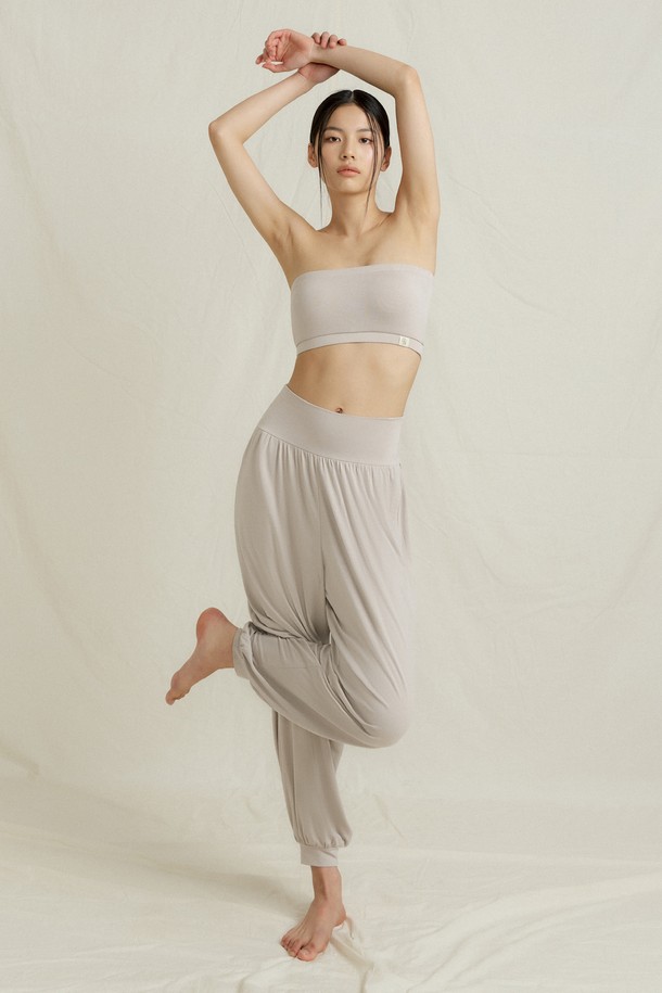 반다 소프트 매일 수련 우먼즈 팬츠는 요가, 필라테스, 일상에서 편안하게 착용할 수 있는 여성용 요가 팬츠입니다. 부드러운 레이온과 폴리우레탄 혼방 소재로 제작되어 뛰어난 착용감을 선사하며, 하이웨스트 와이드 밴드 패널 디자인으로 안정적인 핏을 제공합니다. 힙을 부드럽게 감싸는 디자인과 발목 부분 슬림한 커프스로 활동성을 높였으며, 다양한 요가 동작에도 적합합니다. 미니멀하고 베이직한 스타일로, 집콕룩, 산책룩 등 다양한 TPO에 활용 가능하며, 인디핑크, 브라운, 다크네이비 등 10가지 다채로운 컬러로 만나보세요.
