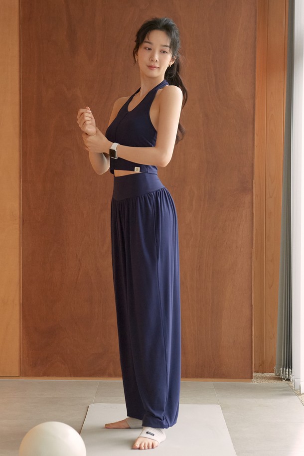 반다 소프트 매일 수련 우먼즈 팬츠는 요가와 필라테스에 적합한 여성용 바지입니다. 얇고 부드러운 폴리에스테르와 스판덱스 혼방 소재로 제작되어 사계절 내내 편안하게 착용할 수 있습니다. 루즈핏 디자인과 밴딩 처리로 활동성을 높였으며, 베이직한 네이비 컬러의 무지 스타일로 미니멀, 캐주얼, 스포티한 스타일을 연출할 수 있습니다.
