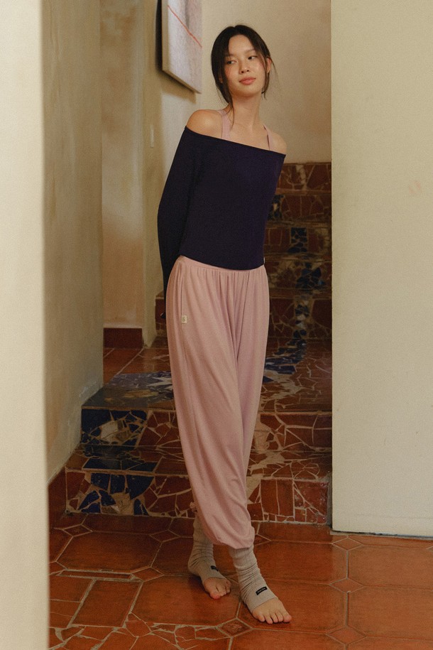 반다 소프트 매일 수련 우먼즈 팬츠는 부드러운 레이온과 폴리우레탄 혼방 소재로 제작되어 편안한 착용감을 선사합니다. 요가, 필라테스, 집콕, 산책 등 다양한 TPO(Time, Place, Occasion)에 적합하며 미니멀, 캐주얼, 스포티한 스타일을 연출할 수 있습니다. 허리 와이드 패널과 하복부 적당 텐션으로 안정감을 주고, 골반 아래는 여유로운 핏으로 활동성을 높였습니다. 발목 시보리 디자인에 하이웨스트, 레귤러 핏으로 다리 라인을 더욱 돋보이게 하며, 10가지 다채로운 컬러(인디핑크, 브라운, 다크네이비, 오프화이트, 모브라벤더, 라이트모카, 버건디, 코랄레드, 그레이, 블랙)로 만나볼 수 있습니다. 사계절 내내 활용 가능한 긴 기장의 무지 요가 팬츠로 신축성이 뛰어나고 비침 걱정 없이 편안하게 즐겨 입으세요.
