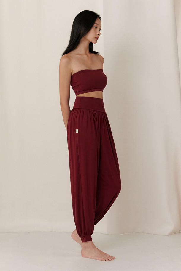 반다 소프트 매일 수련 우먼즈 팬츠는 요가와 필라테스에 최적화된 여성용 와이드 팬츠입니다. 부드러운 레이온과 폴리우레탄 혼방 소재로 제작되어 편안한 착용감을 선사하며, 사계절 내내 활용 가능합니다. 하이웨스트 디자인과 와이드 패널 허리 밴딩으로 하복부 라인을 부드럽게 보정해 줍니다. 발목 시보리 디테일과 신축성 좋은 소재로 활동성을 높였으며, 다양한 상의와 매치하기 좋은 베이직 스타일의 무지 디자인입니다. 인디핑크, 브라운, 다크네이비 등 다채로운 9가지 색상으로 만나보세요.
