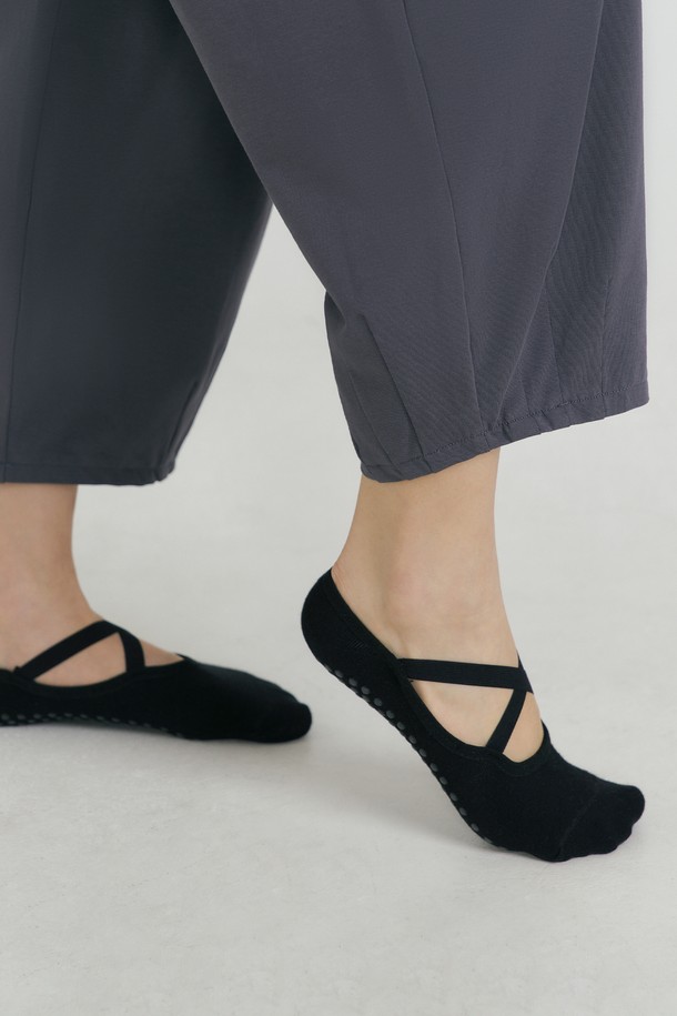 요가, 필라테스, 일상에서 편안하게 착용 가능한 데일리 스트랩 논슬립 토삭스입니다. 발바닥 전체에 실리콘 처리가 되어 있어 미끄럼 방지 기능이 뛰어나며, X자 밴드 디자인으로 활동적인 움직임에도 흘러내림 걱정 없이 안정감을 제공합니다. 부드러운 면, 폴리에스테르, 나일론, 폴리우레탄 혼방 소재로 제작되어 사계절 내내 쾌적하게 착용할 수 있으며, 발 모양에 맞춰 자체 개발된 패턴으로 편안한 착용감을 선사합니다. 아이보리, 그레이 두 가지 색상으로 미니멀, 스포티, 캐주얼 룩 어디에나 잘 어울립니다.
