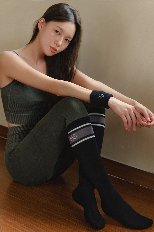 **데일리 스트라이프 니삭스**는 여성분들을 위한 사계절용 양말/삭스입니다. 아이보리, 브라운, 네이비 세 가지 색상으로 출시되었으며, 면, 폴리에스테르, 나일론, 폴리우레탄 혼방 소재로 제작되어 부드러운 착용감을 선사합니다. 중간 두께의 니삭스는 무릎 아래 기장으로, 스트라이프와 로고 패턴이 돋보이는 캐주얼, 미니멀, 클래식 스타일을 연출합니다. 신축성과 흘러내림 방지 기능이 있으며, 탄탄한 밴딩과 늘어남 방지 기능으로 편안하게 착용 가능합니다. 특히 동네 마실룩, 산책룩, 집콕룩에 잘 어울립니다.
