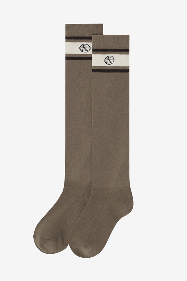 데일리 스트라이프 니삭스는 여성 및 남성 모두 착용 가능한 양말입니다. 아이보리, 브라운, 네이비, 블랙 4가지 색상으로 출시되었으며, 면, 폴리에스테르, 나일론, 폴리우레탄, 고무 등의 혼방 소재로 제작되었습니다. 요가, 필라테스, 일상생활에서 활용하기 좋으며, 무릎 아래 기장의 스트라이프 패턴과 밴딩 디테일이 특징입니다. 신축성이 뛰어나고 발사이즈 220-255mm까지 편안하게 착용 가능하며, 미끄럼 방지 기능이 더해져 활동성을 높였습니다.
