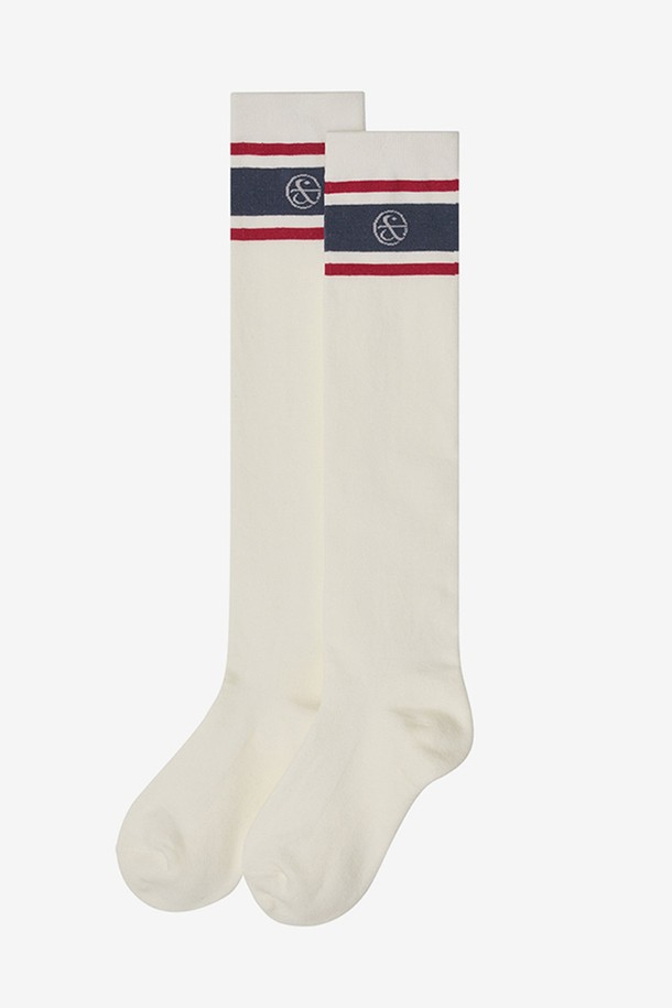 데일리 스트라이프 니삭스는 일상, 요가, 필라테스, 운동 시 편안하게 착용할 수 있는 공용 양말입니다. 아이보리, 브라운, 네이비, 블랙의 네 가지 컬러로 출시되었으며, 부드러운 촉감과 신축성 있는 소재로 제작되었습니다. 무릎 아래 기장의 스트라이프 패턴에 밴딩 디테일이 더해져 캐주얼, 스포티, 미니멀 스타일을 연출하기 좋습니다. 면, 폴리에스테르, 나일론, 폴리우레탄, 고무 등 다양한 소재를 혼방하여 내구성을 높였으며, 미끄럼 방지 기능으로 활동성을 더했습니다. 요가/필라테스룩에 매치하여 스타일리시하게 연출해보세요.
