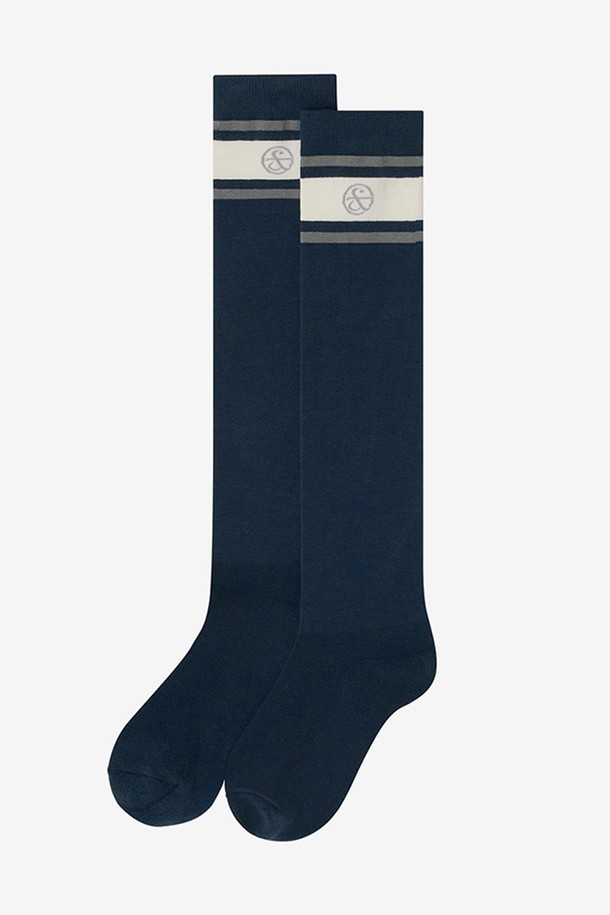 네이비 컬러의 데일리 스트라이프 니삭스입니다. 부드러운 면 소재로 제작되어 봄, 가을에 착용하기 좋습니다. 얇은 두께감으로 편안한 착용감을 선사하며, 은은한 스트라이프 패턴과 라인 디테일이 돋보입니다. 캐주얼, 미니멀, 클래식 스타일 모두 소화 가능하며, 동네 마실룩이나 산책룩에 매치하기 좋습니다. 일상에서 부담 없이 즐겨 입을 수 있는 아이템입니다.
