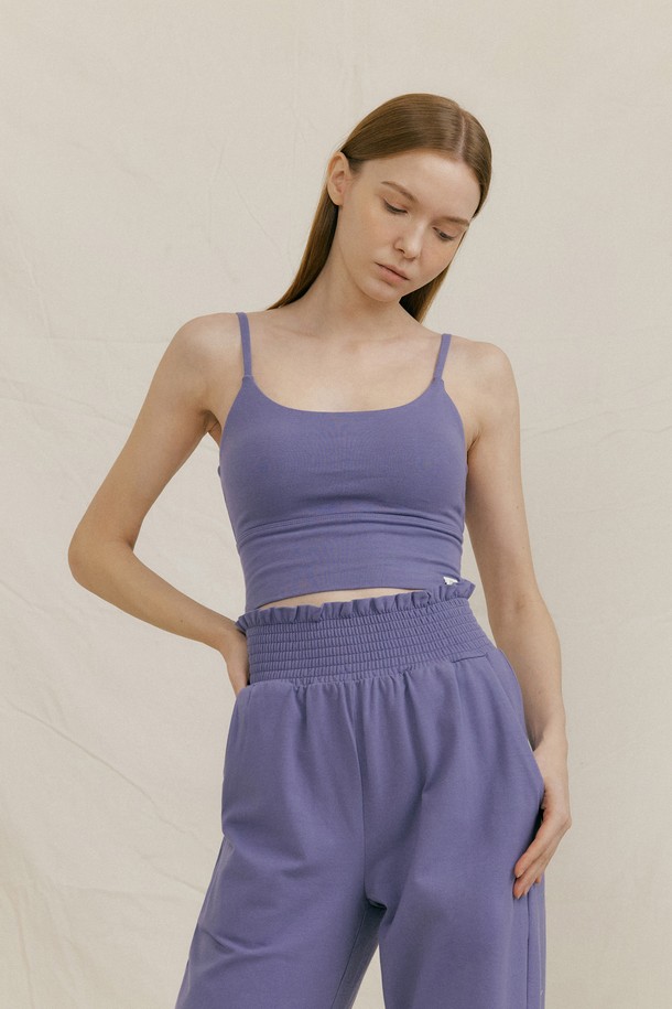 "반다 마이테 디나 크롭탑"은 요가 및 필라테스에 적합한 여성용 상의입니다. 부드러운 촉감의 나일론과 스판덱스 혼방 소재로 제작되어 흡습성과 신축성이 뛰어나 편안한 착용감을 제공합니다. 슬림핏에 스퀘어넥 디자인, 민소매 기장, 얇은 두께로 활동적인 움직임을 돕습니다. 퍼플 컬러의 무지 패턴에, 스트랩 디자인으로 포인트를 더해 스포티하면서도 미니멀한 스타일을 연출합니다. 봄, 여름 시즌에 활용하기 좋은 크롭 기장의 상의입니다.
