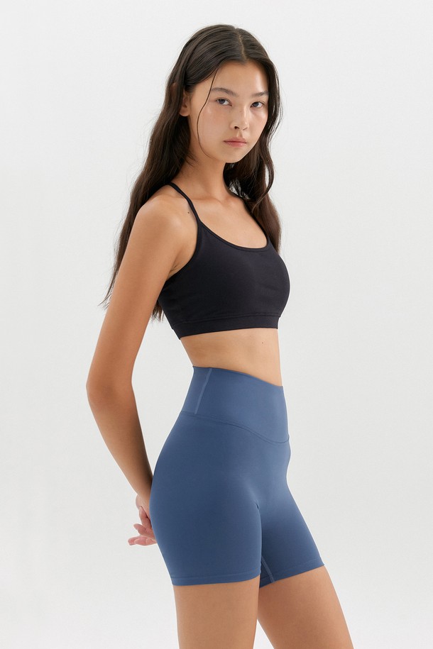 티나 데일리 브라탑은 여성 고객을 위한 사계절용 브라탑으로, 요가, 필라테스, 일상복으로 활용하기 좋습니다. 블랙 컬러의 무지 디자인으로 미니멀, 클래식, 캐주얼 스타일을 연출할 수 있으며, 메모리폼 브라 패드가 내장되어 볼륨감을 살려줍니다. 입체적인 디자인과 인체 곡선에 맞춘 설계로 편안한 착용감을 제공하며, 형태 복원 능력이 뛰어나 오랫동안 변함없이 사용할 수 있습니다. 집콕룩으로도 활용하기 좋은 데일리 아이템입니다.
