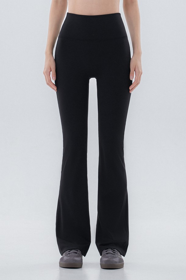 부드러운 촉감과 뛰어난 신축성을 자랑하는 멜로우플렉스 부츠컷 팬츠입니다. 요가, 필라테스 등 활동적인 운동에 적합하며, 스포티하고 미니멀한 스타일을 연출합니다. 사계절 내내 착용 가능하며, 레귤러핏으로 편안하게 다리 라인을 잡아줍니다. 블랙 컬러의 무지 디자인으로 어떤 상의와도 쉽게 매치할 수 있습니다. 나일론과 스판덱스 혼방 소재로 제작되어 활동성을 높였습니다. 밴딩 처리로 허리를 안정감 있게 잡아주어 편안한 착용감을 제공합니다.
