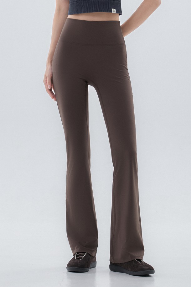 **멜로우플렉스 부츠컷 팬츠**는 요가 및 필라테스에 최적화된 여성용 긴바지입니다. 부드러운 스판덱스와 폴리에스테르 소재로 제작되어 편안한 착용감을 선사하며, 사계절 내내 활용 가능합니다. 브라운 컬러의 무지 디자인에 레귤러핏과 부츠컷 스타일로, 스포티하면서도 미니멀한 무드를 연출합니다. 얇은 두께감과 밴딩 처리로 활동성을 높였으며, 신축성이 뛰어나 어떤 동작에도 자유롭게 움직일 수 있습니다.
