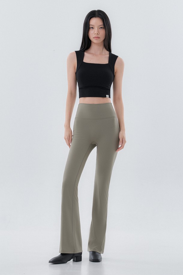 멜로우플렉스 부츠컷 팬츠는 여성용 바지로, 요가, 필라테스, 일상복으로 활용하기 좋은 아이템입니다. 카키와 올리브 두 가지 색상으로 출시되었으며, 사계절 내내 착용할 수 있습니다. 슬림핏에 신축성이 뛰어난 나일론과 스판덱스 혼방 소재를 사용하여 편안한 착용감을 제공합니다. 하이웨스트 디자인과 부드러운 촉감, 얇은 두께감으로 활동성과 스타일을 동시에 잡았습니다. 미니멀하고 베이직한 디자인으로 요가/필라테스룩, 산책룩, 캐주얼 스타일을 연출하기 좋습니다.
