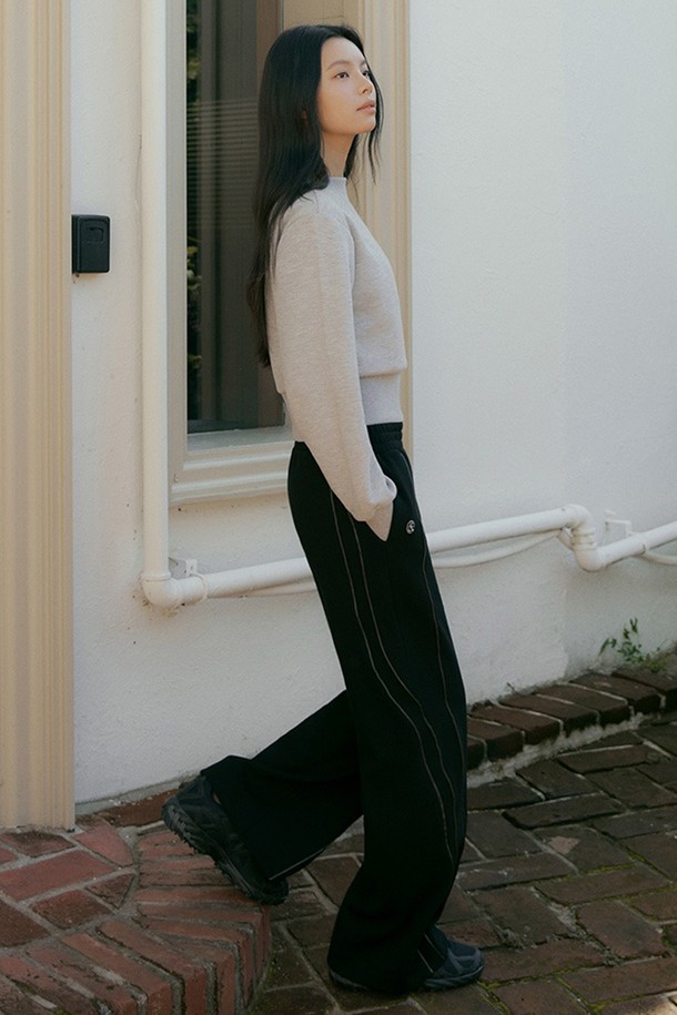 **밸런싱 트림 라인 와이드 팬츠**는 요가, 필라테스 등 운동 시 편안함을 제공하는 여성용 긴 바지입니다. 미니멀하고 베이직한 스타일로, 부드러운 촉감의 폴리에스테르와 스판덱스 혼방 소재로 제작되어 사계절 내내 착용하기 좋습니다. 허리 밴딩 처리로 활동성을 높였으며, 와이드 핏과 루즈핏으로 편안한 착용감을 선사합니다. 무지 디자인에 얇은 두께감으로 활동성을 높였으며, 신축성 있는 소재가 특징입니다.
