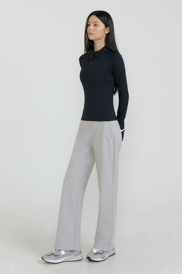 여성용 밸런싱 스웻 팬츠는 요가, 필라테스, 일상에서 편안하게 착용할 수 있는 긴 기장의 와이드핏 바지입니다. 부드러운 면 소재에 신축성이 더해져 활동성을 높였으며, 톡톡한 두께감으로 봄, 가을, 겨울까지 활용 가능합니다. 그레이 컬러의 무지 디자인으로 캐주얼, 스포티, 미니멀한 스타일을 연출하기 좋습니다. 허리 밴딩 처리로 편안한 착용감을 선사하며, 집콕룩이나 겨울 데일리룩으로도 손색없습니다. 루즈핏으로 제작되어 편안하면서도 스타일리시한 핏을 경험해보세요.
