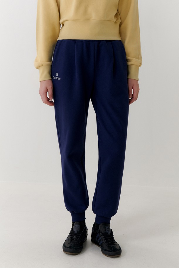 **밸런싱 스웻 조거팬츠**는 부드러운 면 소재로 제작되어 편안한 착용감을 선사합니다. 릴랙스 핏과 조거 스타일로 요가, 필라테스 등 활동적인 날은 물론, 집콕룩이나 동네 마실룩으로도 활용하기 좋습니다. 네이비 컬러에 무지 디자인으로 어떤 상의와도 쉽게 매치할 수 있으며, 신축성이 있어 자유로운 움직임을 보장합니다. 봄, 가을, 겨울 시즌에 두께감 있게 착용할 수 있으며, 밴딩 허리 디자인으로 편안함을 더했습니다. 스포티, 캐주얼, 미니멀 스타일을 즐기는 여성분들께 추천합니다.
