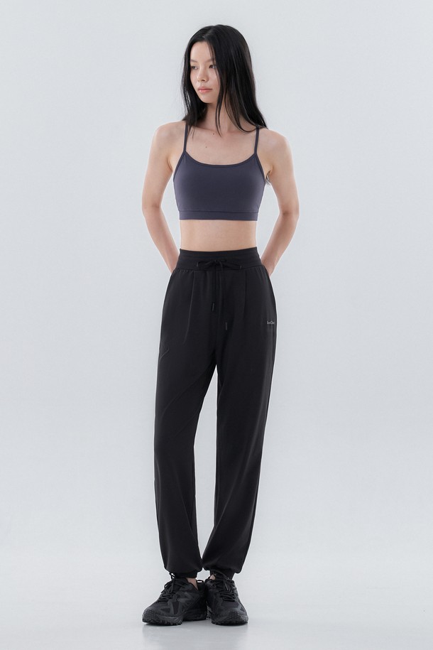 **뉴 시그니쳐 조거 No.5**는 여성들을 위한 **블랙** 컬러의 조거핏 긴바지입니다. 요가, 필라테스, 일상복으로 활용 가능한 디자인으로, **스포티**하면서도 **캐주얼**한 스타일을 연출합니다. 면과 폴리에스테르 혼방 소재로 제작되어 부드러운 **촉감**과 뛰어난 **통기성**을 자랑하며, 사계절 내내 편안하게 착용할 수 있습니다. 밴딩 처리와 **신축성** 있는 소재로 활동성을 높였으며, 루즈핏으로 편안함을 더했습니다.
