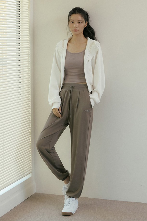 **뉴 시그니쳐 조거 No.5**는 여성들을 위한 편안함과 스타일을 모두 갖춘 조거핏 긴바지입니다. 아이보리 브라운, 다크네이비, 차콜, 불택 아이보리 4가지 색상으로 출시되어, 요가, 필라테스, 일상 등 다양한 TPO에 활용 가능합니다. 스포티, 캐주얼, 미니멀 스타일을 모두 소화하며, 허리 밴딩과 스트링, 포켓 디테일로 실용성을 더했습니다. 사계절 내내 활용할 수 있는 릴랙스핏 디자인으로 편안한 착용감을 선사합니다.
