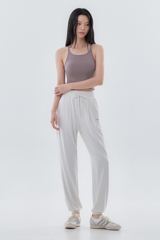 뉴 시그니쳐 조거 No.5는 여성용 조거팬츠입니다. 아이보리와 화이트 두 가지 색상으로 출시되었으며, 요가, 필라테스, 일상복으로 활용 가능합니다. 사계절 모두 착용할 수 있으며, 스포티와 캐주얼 스타일을 연출하기 좋습니다. 폴리에스테르와 스판덱스 혼방 소재로 제작되어 부드러운 촉감과 뛰어난 신축성을 자랑하며, 비침 걱정 없이 편안하게 착용할 수 있습니다. 릴랙스핏 조거핏으로 활동성을 높이고, 밴딩 처리로 편안함을 더했습니다.
