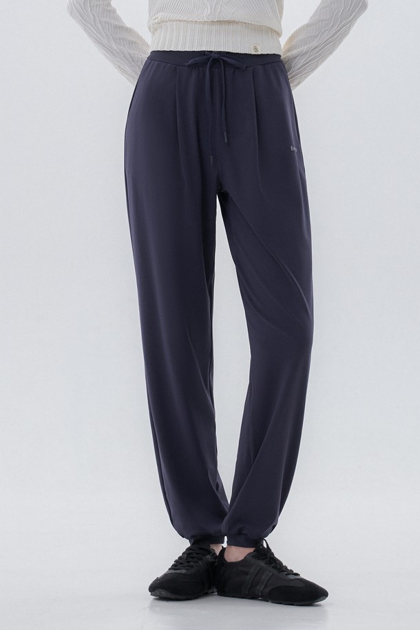 뉴 시그니쳐 조거 No.5는 여성용 조거팬츠로, 요가, 필라테스, 일상복으로 활용하기 좋습니다. 네이비 컬러의 무지 디자인에 부드러운 촉감과 루즈핏으로 편안함을 강조했습니다. 폴리에스테르와 스판덱스 혼방 소재로 제작되어 신축성이 뛰어나며, 사계절 내내 착용 가능합니다. 허리 밴딩 처리로 활동성을 높였으며, 비침 걱정 없이 편안하게 입을 수 있습니다. 스포티, 캐주얼, 미니멀 스타일을 모두 소화하여 다양한 TPO에 활용할 수 있습니다.
