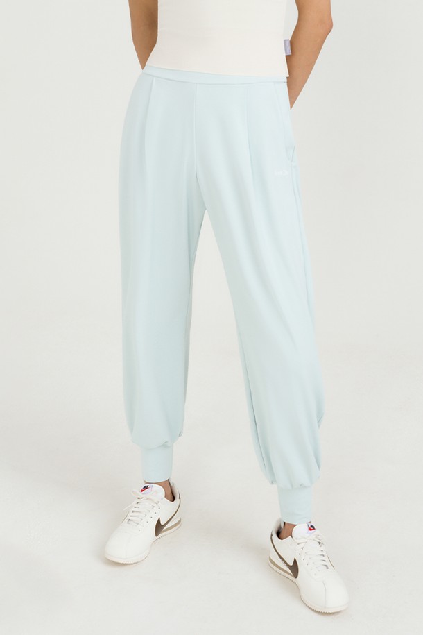 하늘색 컬러의 여성용 '뉴 시그니쳐 조거 No.3'입니다. 요가, 필라테스 등 활동적인 운동에 적합하며, 봄, 여름, 가을 시즌에 활용하기 좋습니다. 면 소재로 제작되어 부드러운 촉감을 선사하며, 릴렉스핏 조거핏으로 편안한 착용감을 제공합니다. 허리 밴딩과 발목 시보리 디테일이 있어 활동성을 높여줍니다. 스포티, 미니멀, 캐주얼 스타일을 모두 소화할 수 있는 베이직한 디자인의 얇은 두께 긴바지입니다.
