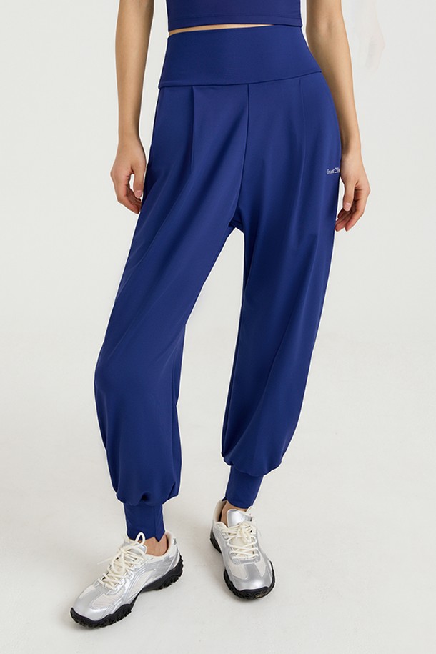 세련된 당신을 위한 "뉴 시그니쳐 조거 No.3"입니다. 미니멀, 클래식, 캐주얼 스타일을 모두 아우르는 디자인으로, 데이트룩, 카페룩, 쇼핑룩 등 어떤 TPO에도 완벽하게 어울립니다. 편안하면서도 스타일리시함을 놓치지 않아, 당신의 매력을 한층 더 돋보이게 해줄 것입니다. 지금 바로 "뉴 시그니쳐 조거 No.3"로 당신만의 스타일을 완성해보세요.
