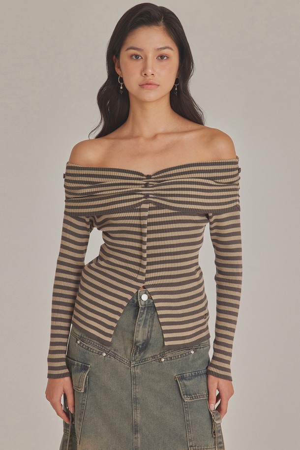 TOPGIRL  - 스웨터 - STRIPE OFF-SHOULDER KNIT TOP_T423TP104