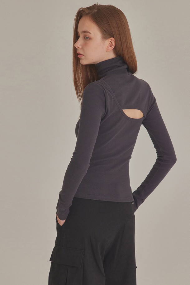 TOPGIRL  - 긴소매 티셔츠 - RIBBED CUT-OUT BACK HIGH NECK TOP_T426TP113