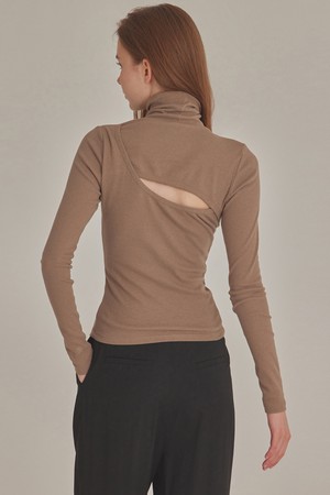 RIBBED CUT-OUT BACK HIGH NECK TOP_T426TP113