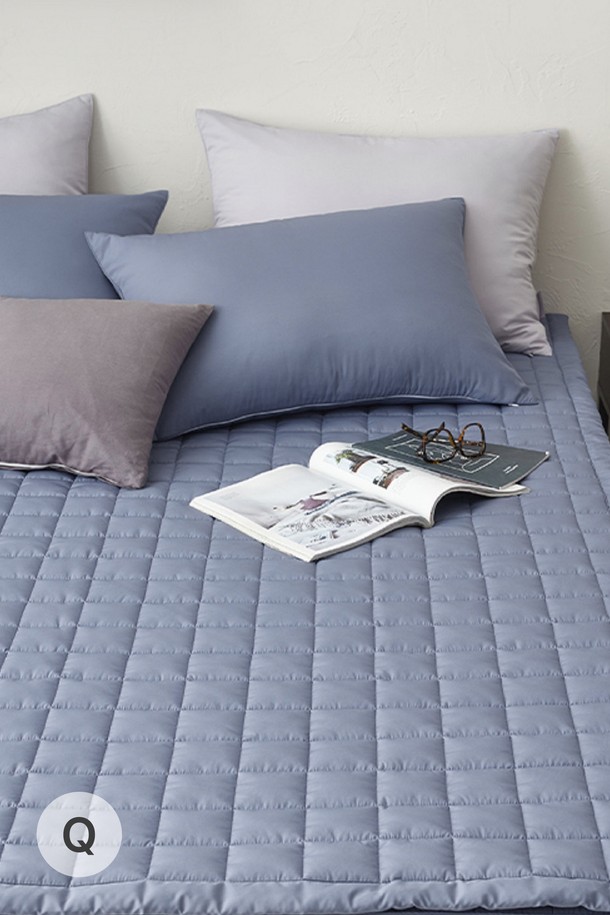 세사온라인 컴포즈 알러지케어 누빔패드 Q는 부드러운 촉감의 고밀도 마이크로파이버 초극세사 원단으로 제작되었습니다. 알러지케어 기능과 집먼지진드기 차단으로 쾌적한 수면 환경을 제공하며, 4면 고무밴드 처리로 밀림 방지 기능까지 갖췄습니다. 두꺼운 두께감으로 포근함을 더하고, 화이트, 블루, 그레이, 차콜 등 모던한 감각의 4가지 컬러로 출시되었습니다. 진드기 통과율 0%로 안심하고 사용할 수 있는 침구입니다.
