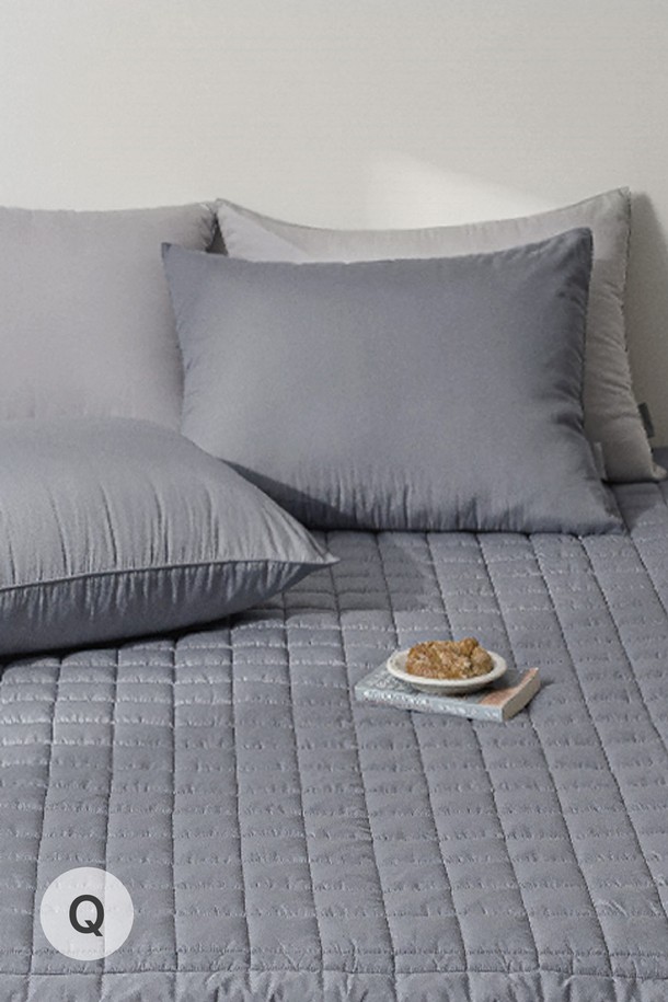 세사온라인 컴포즈 알러지케어 누빔패드 Q는 모던한 스타일의 침구용 패드입니다. 부드러운 촉감과 피부 친화적인 소재로 제작되어 편안한 숙면을 돕습니다. 알러지케어 기능이 있어 민감한 피부도 안심하고 사용할 수 있으며, 화이트, 그레이, 블루, 차콜 4가지 컬러로 출시되어 취향에 맞게 선택할 수 있습니다. 무지 디자인으로 어떤 침구와도 잘 어울리며 침실 분위기를 더욱 아늑하게 만들어줍니다.
