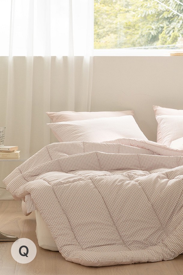퓨어슬립 알러지케어 차렵이불 모음 Q는 퀸 사이즈로, 알러지 방지 기능이 있는 사계절용 차렵이불입니다. 면 소재로 제작되어 부드러운 촉감을 제공하며, 은은한 체크 패턴과 화이트, 베이지 색상으로 침실 분위기를 아늑하게 연출합니다. 알러지 걱정 없이 편안한 잠자리를 위한 실용적인 선택입니다.
