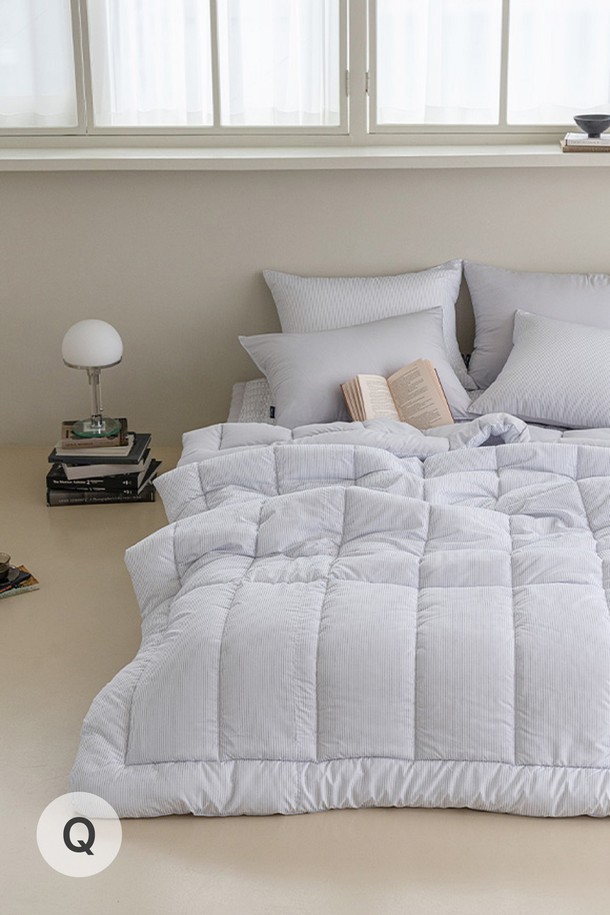 퓨어슬립 알러지케어 차렵이불 모음 Q는 퀸 사이즈의 화이트 색상 차렵이불입니다. 알러지 케어 기능을 갖춘 폴리에스테르 소재로 제작되었으며, 퀼팅 처리로 꼼꼼하게 마감되었습니다. 사계절 내내 사용하기 좋은 두꺼운 두께의 무지 이불입니다.
