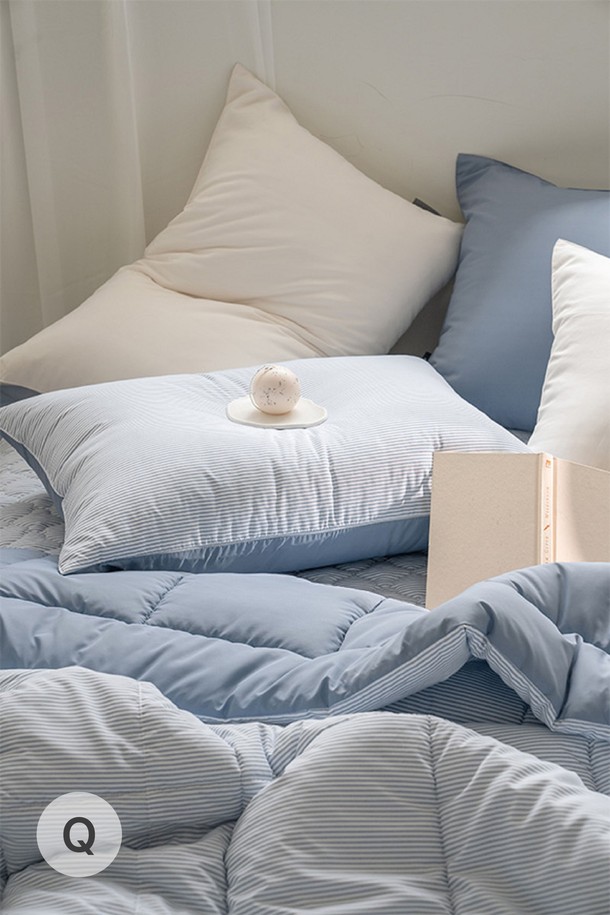 퓨어슬립 알러지케어 차렵이불 모음 Q는 부드러운 면 소재로 제작되어 쾌적한 잠자리를 제공하며, 알러지 방지 기능을 갖춰 민감한 피부에도 안심하고 사용할 수 있습니다. 퀸 사이즈의 이불로, 블루와 화이트 컬러의 스트라이프 패턴이 깔끔하고 세련된 침실 분위기를 연출합니다. 사계절 내내 사용하기 좋은 보통 두께의 차렵이불입니다.
