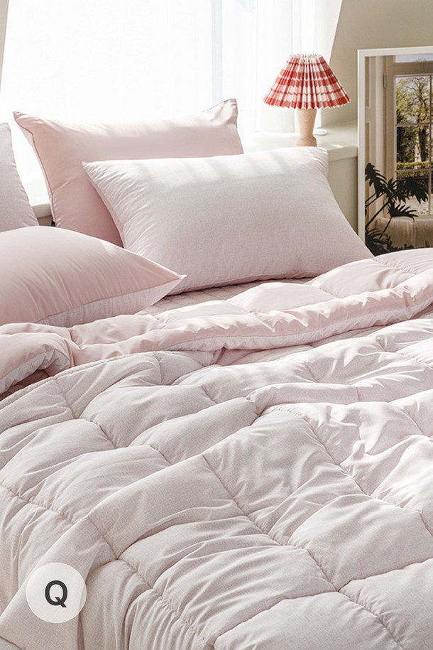 퓨어슬립 알러지케어 차렵이불 모음 Q는 부드러운 극세사 소재로 제작되어 사계절 내내 포근함을 선사합니다. 퀸 사이즈의 무지 화이트 컬러 이불로, 알러지 방지 기능이 있어 민감한 피부에도 안심하고 사용할 수 있습니다. 차렵이불 및 침구세트로 구성되어 편리하며, 두꺼운 두께감으로 포근한 잠자리를 제공합니다.
