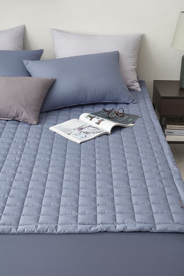 세사온라인 컴포즈 알러지케어 누빔패드 Q는 부드러운 촉감의 고밀도 마이크로파이버 초극세사 원단으로 제작되었습니다. 알러지케어 기능과 집먼지진드기 차단으로 쾌적한 수면 환경을 제공하며, 4면 고무밴드 처리로 밀림 방지 기능까지 갖췄습니다. 두꺼운 두께감으로 포근함을 더하고, 화이트, 블루, 그레이, 차콜 등 모던한 감각의 4가지 컬러로 출시되었습니다. 진드기 통과율 0%로 안심하고 사용할 수 있는 침구입니다.
