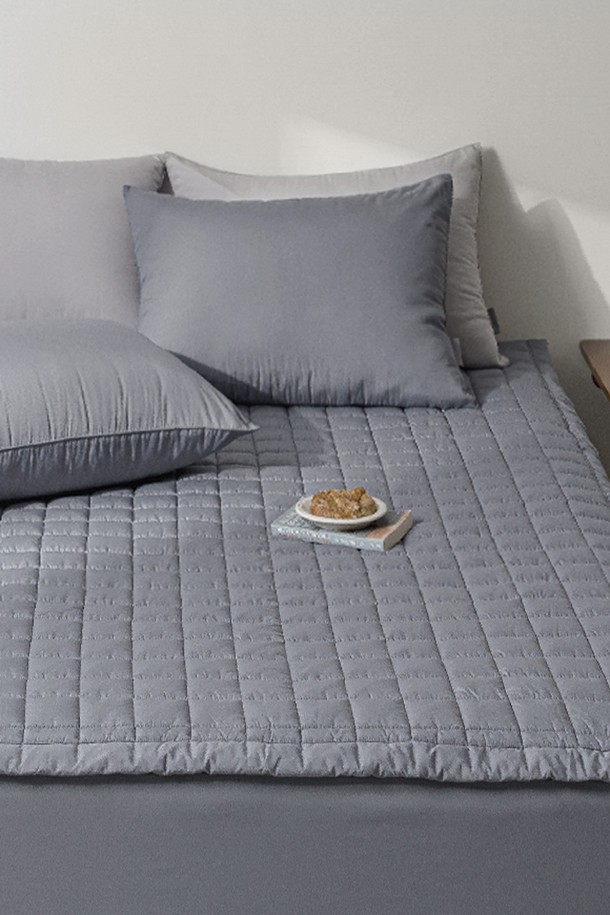 세사온라인 컴포즈 알러지케어 누빔패드 Q는 모던한 스타일의 침구용 패드입니다. 부드러운 촉감과 피부 친화적인 소재로 제작되어 편안한 숙면을 돕습니다. 알러지케어 기능이 있어 민감한 피부도 안심하고 사용할 수 있으며, 화이트, 그레이, 블루, 차콜 4가지 컬러로 출시되어 취향에 맞게 선택할 수 있습니다. 무지 디자인으로 어떤 침구와도 잘 어울리며 침실 분위기를 더욱 아늑하게 만들어줍니다.
