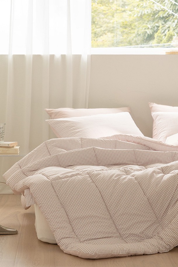 퓨어슬립 알러지케어 차렵이불 모음 Q는 퀸 사이즈로, 알러지 방지 기능이 있는 사계절용 차렵이불입니다. 면 소재로 제작되어 부드러운 촉감을 제공하며, 은은한 체크 패턴과 화이트, 베이지 색상으로 침실 분위기를 아늑하게 연출합니다. 알러지 걱정 없이 편안한 잠자리를 위한 실용적인 선택입니다.
