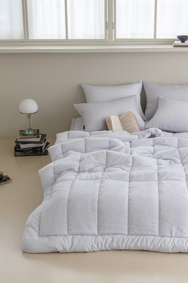 퓨어슬립 알러지케어 차렵이불 모음 Q는 퀸 사이즈의 화이트 색상 차렵이불입니다. 알러지 케어 기능을 갖춘 폴리에스테르 소재로 제작되었으며, 퀼팅 처리로 꼼꼼하게 마감되었습니다. 사계절 내내 사용하기 좋은 두꺼운 두께의 무지 이불입니다.
