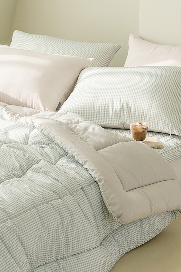 퓨어슬립 알러지케어 차렵이불 모음 Q는 부드러운 면 소재로 제작되어 포근한 촉감을 선사하며, 화이트와 민트 컬러의 체크 패턴으로 디자인되었습니다. 사계절 내내 사용할 수 있도록 두꺼운 두께로 제작되었으며, 퀸 사이즈로 넉넉한 사용감을 제공합니다. 알러지 방지 기능으로 민감한 피부도 안심하고 사용할 수 있는 차렵이불입니다.
