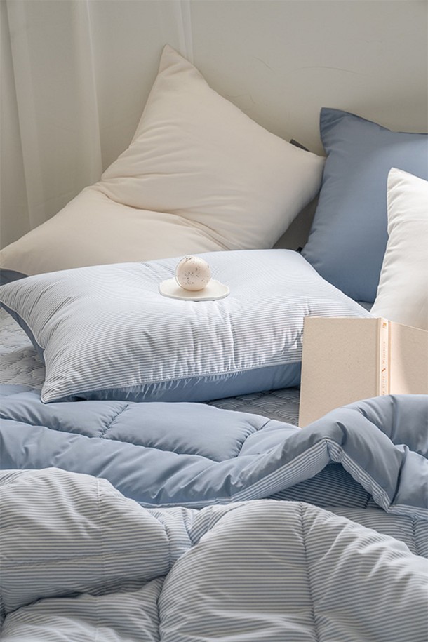 퓨어슬립 알러지케어 차렵이불 모음 Q는 부드러운 면 소재로 제작되어 쾌적한 잠자리를 제공하며, 알러지 방지 기능을 갖춰 민감한 피부에도 안심하고 사용할 수 있습니다. 퀸 사이즈의 이불로, 블루와 화이트 컬러의 스트라이프 패턴이 깔끔하고 세련된 침실 분위기를 연출합니다. 사계절 내내 사용하기 좋은 보통 두께의 차렵이불입니다.
