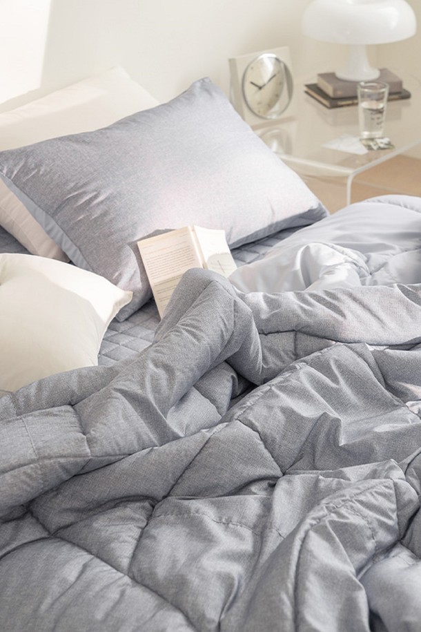 퓨어슬립 알러지케어 차렵이불 모음 Q는 알러지 케어 기능으로 민감한 피부에도 안심하고 사용할 수 있는 퀸 사이즈의 차렵이불입니다. 부드러운 촉감의 그레이 컬러, 무지 디자인에 두꺼운 두께감으로 포근함을 더해 사계절 내내 쾌적하게 사용할 수 있습니다. 폴리에스테르 소재로 제작되어 관리가 용이하며, 일상생활에서 편안함을 선사합니다.
