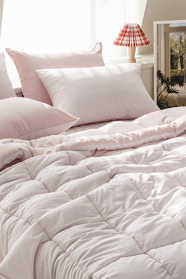 퓨어슬립 알러지케어 차렵이불 모음 Q는 부드러운 극세사 소재로 제작되어 사계절 내내 포근함을 선사합니다. 퀸 사이즈의 무지 화이트 컬러 이불로, 알러지 방지 기능이 있어 민감한 피부에도 안심하고 사용할 수 있습니다. 차렵이불 및 침구세트로 구성되어 편리하며, 두꺼운 두께감으로 포근한 잠자리를 제공합니다.
