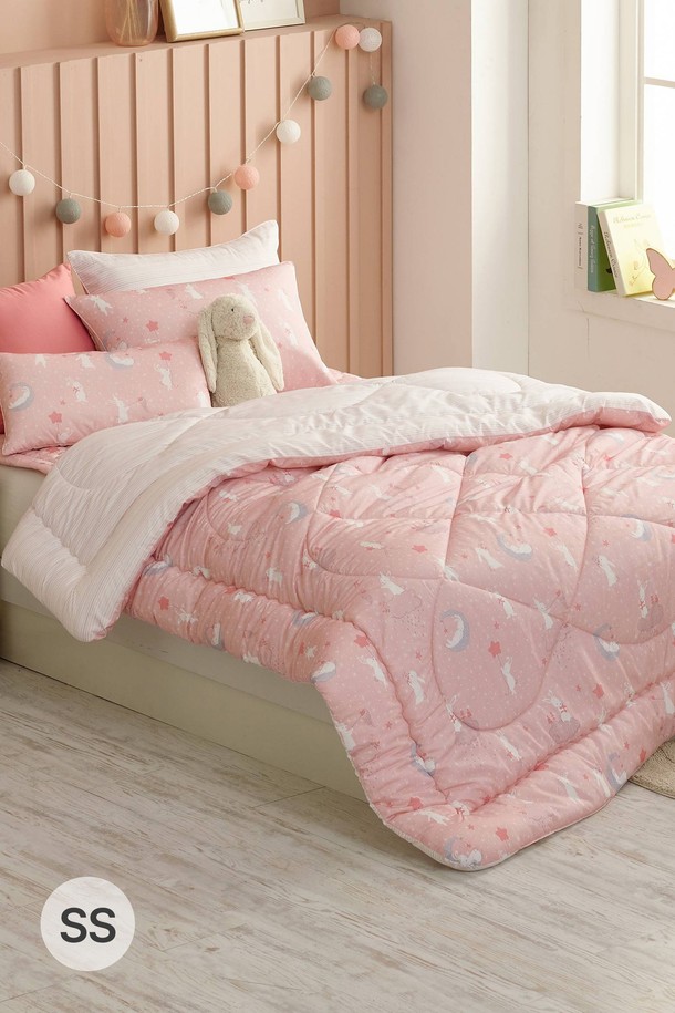 세사온라인 주디 알러지케어 차렵베개세트 SS는 유아동을 위한 핑크색 침구세트입니다. 부드러운 촉감의 폴리에스터 소재로 제작되어 사계절 내내 사용할 수 있으며, 알러지케어, 진드기 방지, 유해물질 차단 기능으로 아이들의 건강을 생각했습니다. 고밀도 직조, 마이크로파이버, 경량, 저자극성 특징과 냄새 방지, 세균 번식 억제 기능을 더해 더욱 위생적으로 사용할 수 있습니다. 구성품은 차렵이불과 베개커버로 이루어져 있습니다.
