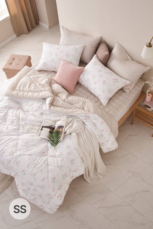세사온라인 데스티 알러지케어 차렵패드세트 SS는 침실 공간에 포근함과 건강함을 선사하는 침구 세트입니다. 화이트와 핑크 두 가지 색상으로 출시되어 침실 분위기에 맞춰 선택할 수 있습니다. 알러지 케어 기능이 있어 민감한 피부도 안심하고 사용할 수 있으며, 웰로쉬 소재를 사용하여 부드러운 촉감을 제공합니다. 사계절 내내 사용 가능한 두께로 제작되었으며, 플라워 패턴으로 침실에 화사함을 더합니다. 세탁이 가능하여 위생적으로 관리할 수 있는 차렵이불과 패드로 구성된 실용적인 침구 세트입니다.
