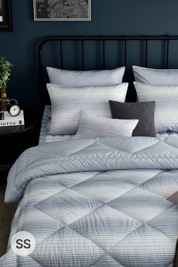 세사온라인 어반 알러지케어 차렵패드세트 SS는 알레르기 케어 기능을 갖춘 차렵이불세트입니다. 부드러운 촉감의 폴리에스터 소재에 스트라이프 패턴으로 모던하고 베이직한 스타일을 연출합니다. 진드기 및 유해물질 차단, 향균 기능은 물론, 통기성과 흡습 기능으로 쾌적한 수면 환경을 제공합니다. 고밀도 마이크로 화이버로 제작되어 먼지 발생이 적고 가벼우며 폭신한 사용감을 선사합니다. 이불, 베개커버, 패드로 구성되어 있어 민감성 피부와 비염 환자도 안심하고 사용할 수 있습니다.
