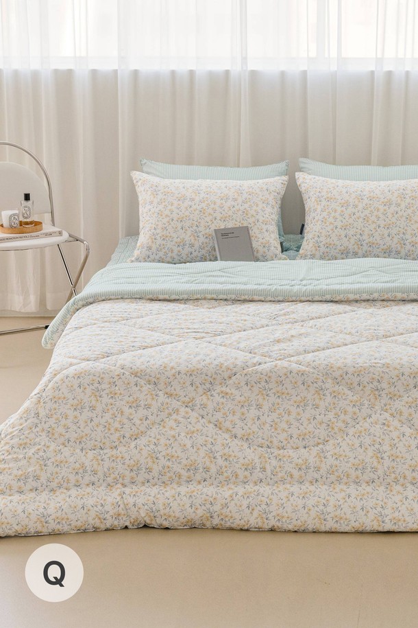 세사온라인 잔느 알러지케어 차렵패드세트 Q는 부드러운 마이크로파이버 소재로 제작되어 포근한 촉감을 제공하며, 플라워 패턴으로 침실에 화사함을 더합니다. 도톰한 두께감으로 쾌적한 잠자리를 돕고, 집먼지 진드기 차단, 항균 기능으로 위생적인 사용이 가능합니다. 라이트 옐로우, 그린, 바이올렛 3가지 색상으로 제공되며, 차렵이불, 베개커버, 패드로 구성되어 있습니다. 양면 사용이 가능하며, 모서리 고무밴드 처리로 편리하게 사용할 수 있습니다.
