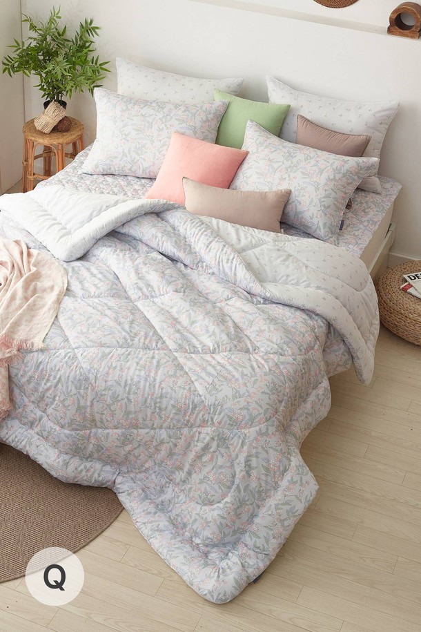 세사온라인 플로리아 알러지케어 차렵패드세트 Q는 부드러운 촉감의 폴리에스테르 소재로 제작되어 사계절 내내 쾌적하게 사용할 수 있습니다. 플로럴 패턴과 그린 컬러가 돋보이는 미니멀 스타일의 침구세트로, 알러지케어, 저자극, 속건 기능을 갖춰 민감한 피부에도 안심하고 사용할 수 있습니다. 이불, 패드, 베개커버로 구성되어 있으며, 퀸(Q) 사이즈와 싱글(SS) 사이즈로 만나볼 수 있습니다. 마이크로파이버 소재를 사용하여 뛰어난 후도감과 가벼운 착용감을 느낄 수 있으며, 먼지 발생을 줄여 더욱 위생적입니다.
