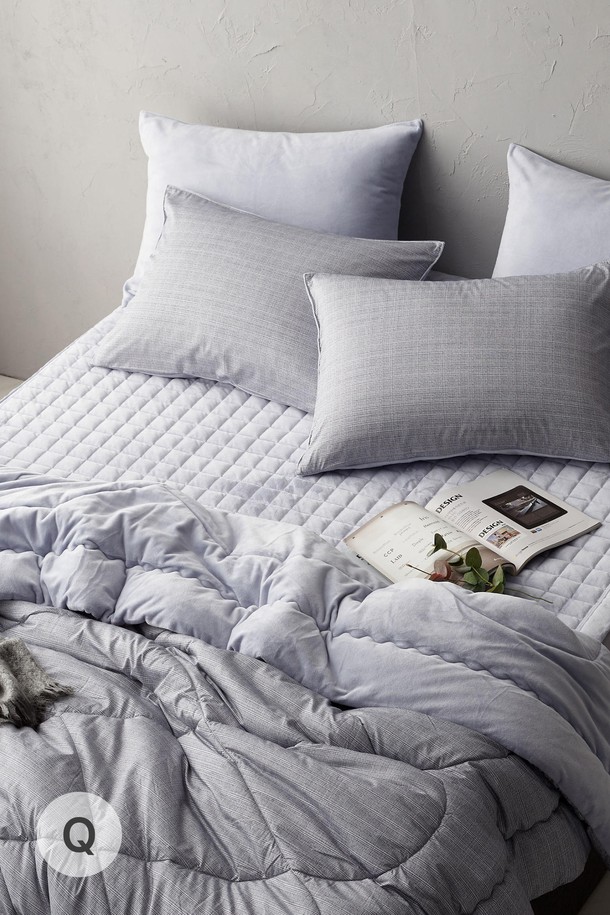 세사온라인 버로우 웰포그니 극세사 차렵베개세트 Q는 부드러운 촉감의 극세사 소재와 보온성이 뛰어난 겨울용 침구 세트입니다. 모던하고 심플한 스타일의 그레이, 화이트 두 가지 색상으로 출시되어, 침실 분위기에 맞춰 선택할 수 있습니다. 넉넉한 Q 사이즈로 제작되었으며, 저데니아 마이크로 화이바 솜을 사용하여 포근하고 푹신한 사용감을 제공합니다. 양면 사용이 가능하며, 베개커버는 지퍼 처리되어 편리하게 사용할 수 있습니다. 또한 풍부한 공기층으로 따뜻함을 더하고, 알러지케어 기능으로 쾌적한 잠자리를 제공합니다.
