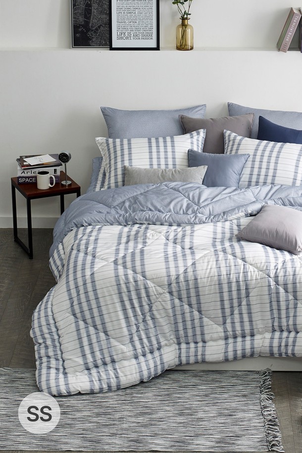 세사온라인 트리니크 알러지케어 차렵패드세트 SS는 마이크로파이버와 극세사 소재로 제작되어 부드러운 촉감을 자랑합니다. 모던하고 매니쉬한 그레이 체크 패턴으로 디자인되어 어떤 침실에도 잘 어울립니다. 집먼지 진드기 차단, 유해 물질 차단, 항균 기능으로 쾌적하게 사용할 수 있으며, 사계절 내내 보온성과 통기성을 유지합니다. 차렵이불, 베개커버, 패드로 구성되어 있으며, 패드 모서리 고무밴드 처리 및 전용 더스트백으로 편리함까지 더했습니다. 폭신한 두께감으로 편안한 잠자리를 제공하는 알러지케어 침구세트입니다.
